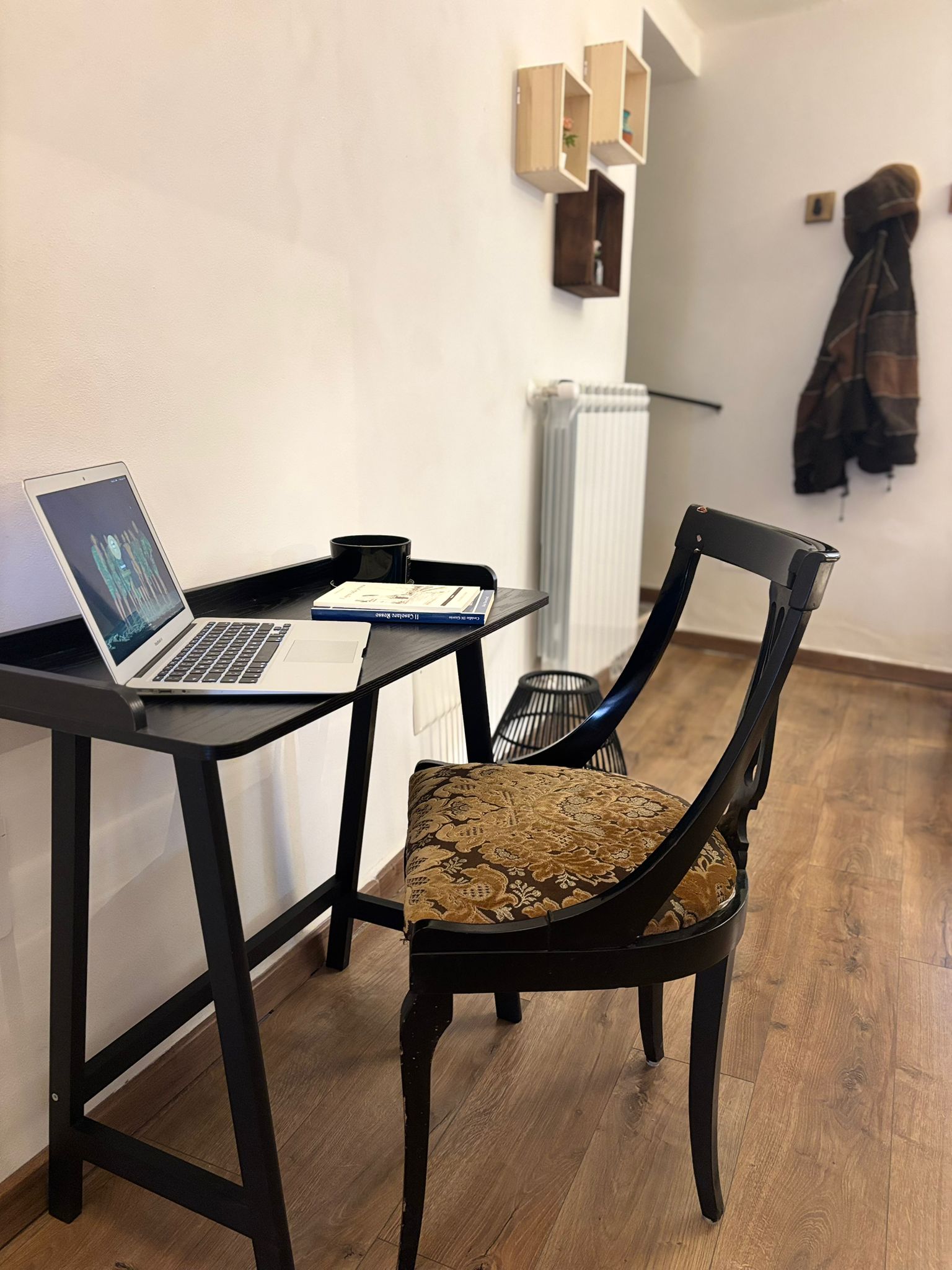 Angolo lavoro con scrivania e mensole vintage